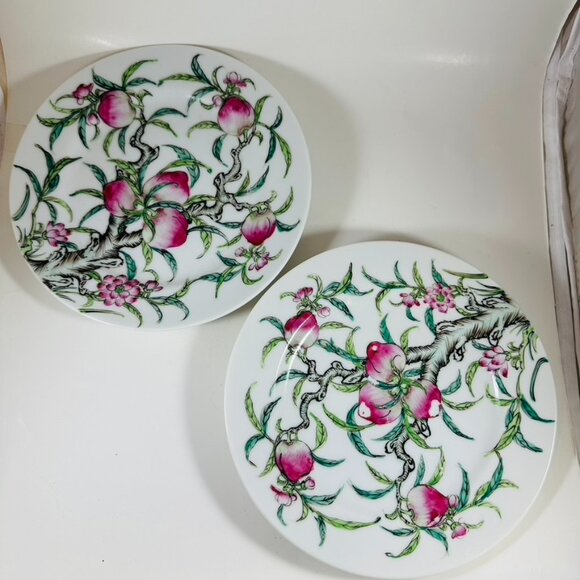 2   FAMILLE ROSE 'PEACH' DISH Japanese Porcelain decorated in Hong Kong - Picture 4 of 7